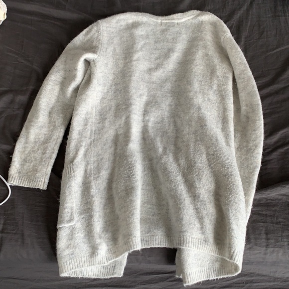 H&M cardigan, meant for kids but could easily be worn by a size xs/s woman - Picture 4 of 4